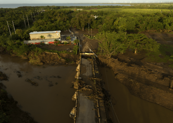 Puente parcialmente colapsado en la comunidad de Río Jueyes de Salinas. Foto por Abimael Medina | CPI