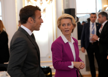La presidenta de la Comisión Europea, Ursula von der Leyen habla con el presidente de Francia, Emmanuel Macron, durante una reunión de la Comunidad Política Europea en el Castillo de Praga, en República Checa. Foto: AP/Darko Bandic