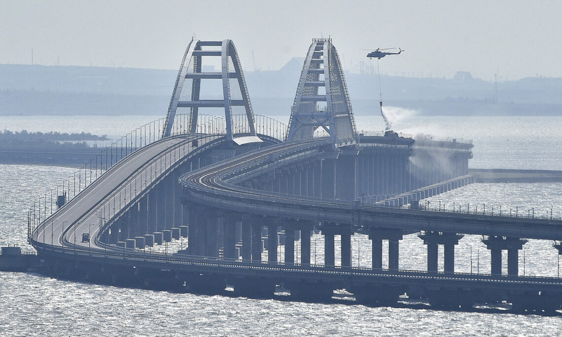 Un helicóptero arroja agua sobre un puente para sofocar un incendio en el puente que conecta la península de Crimea con el territorio continental ruso sobre el estrecho de Kerch. Foto: AP