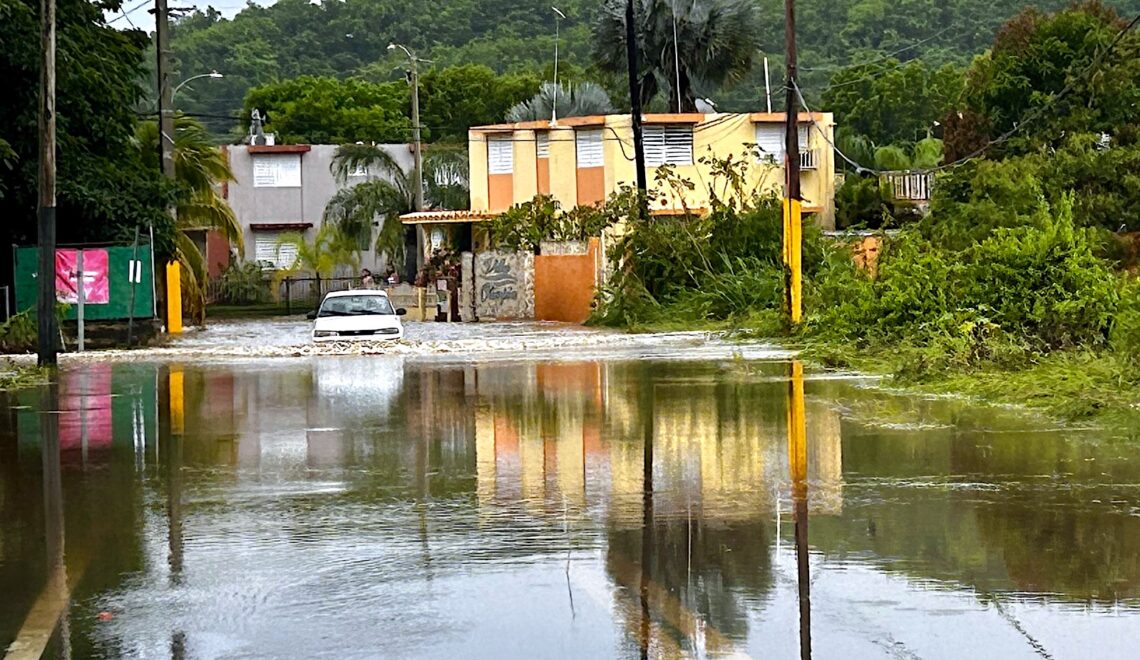 Siete pulgadas de lluvia causaron inundaciones en varios sectores de Yauco. (Foto: Omar Alfonso)