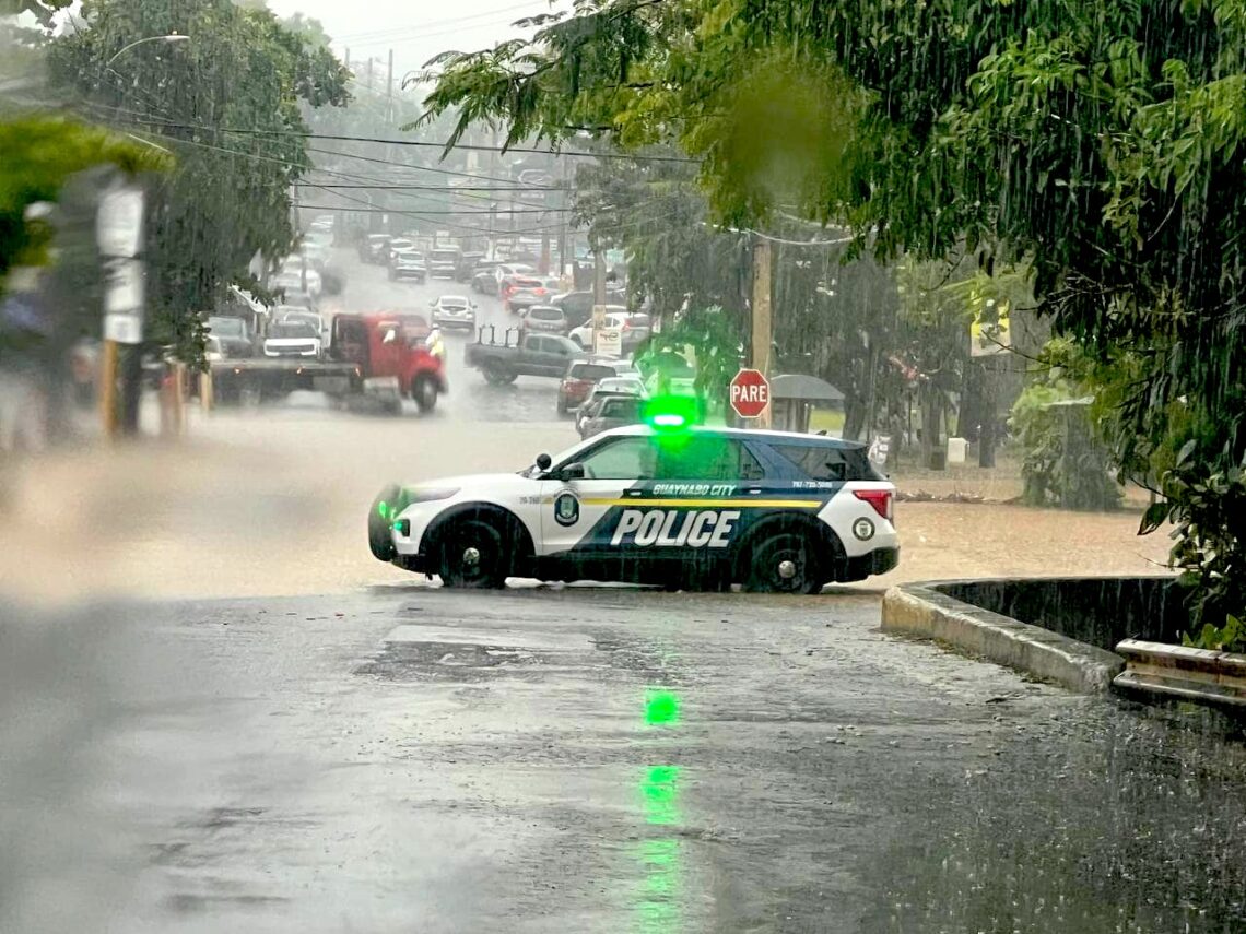 Carretera inundada en Guaynabo. (Foto: Municipio de Guaynabo / Facebook)
