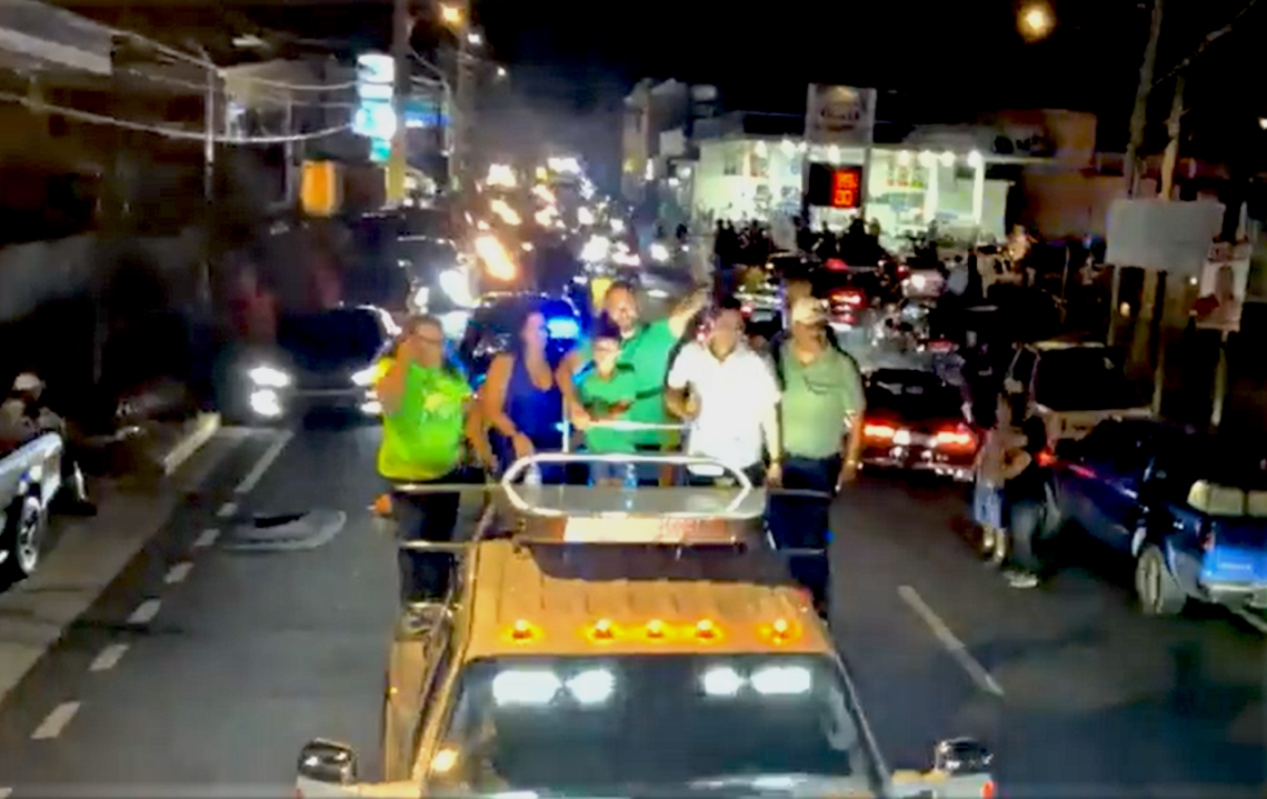 Ángel Luis Torres Ortiz se fue de caravana para celebrar su triunfo. (Captura de vídeo)