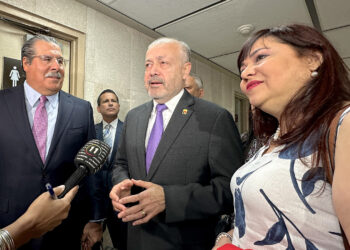 Luis Irizarry Pabón con su esposa Miyady Velázquez Pagán y su abogado José Andreu Fuentes. (Foto: Michelle Estrada Torres)