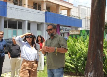 Alexandria Ocasio-Cortez a junto al director asociado de Casa Pueblo, Arturo Massol Deyá, en el Bosque Solar. (Foto: Casa Pueblo)