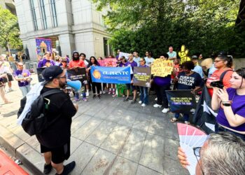 Grupos comunitarios y ambientalistas protestan frente al Tribunal Federal de Nueva York por papel de GoldenTree en la reestructuración de la deuda de Puerto Rico. (Foto suministrada)