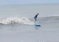 Surfista en la playa de El Tuque en Ponce. (Captura de vídeo)